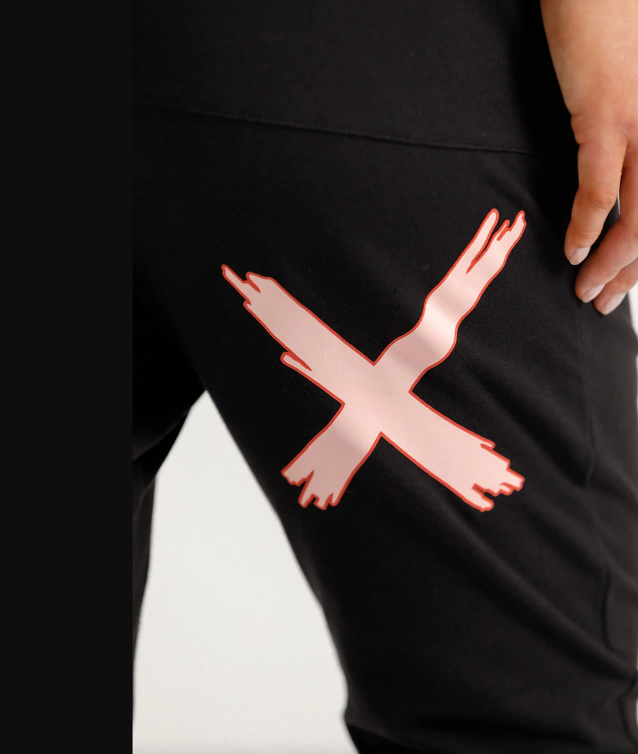 3/4 Apartment Pants - Black with Blossom Berry X