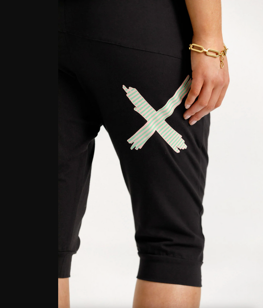 3/4 Apartment Pants - Black with Candy Apple X
